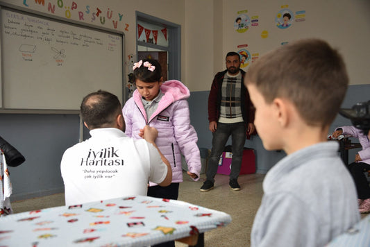 “Kış Gelmeden Biz Gelelim” projesi kapsamında kışlık bot ve mont dağıtımı gerçekleştirdik.